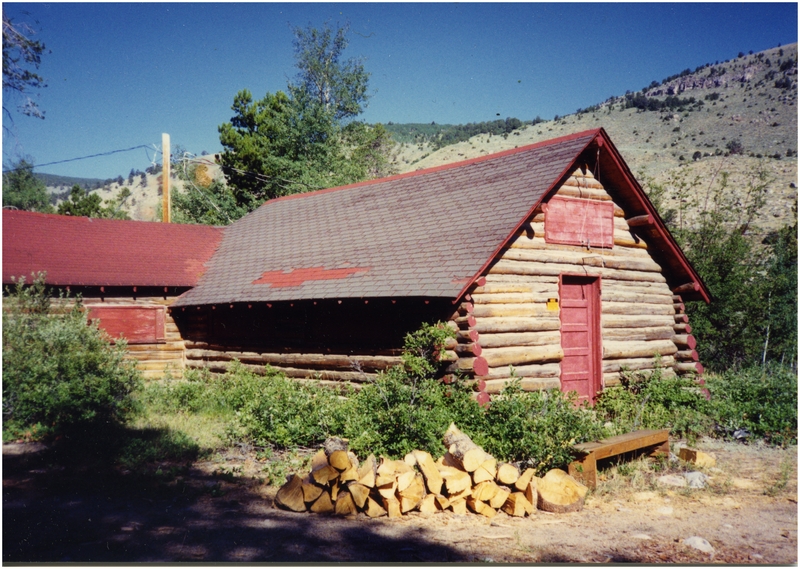 A photo of a cabin at field camp